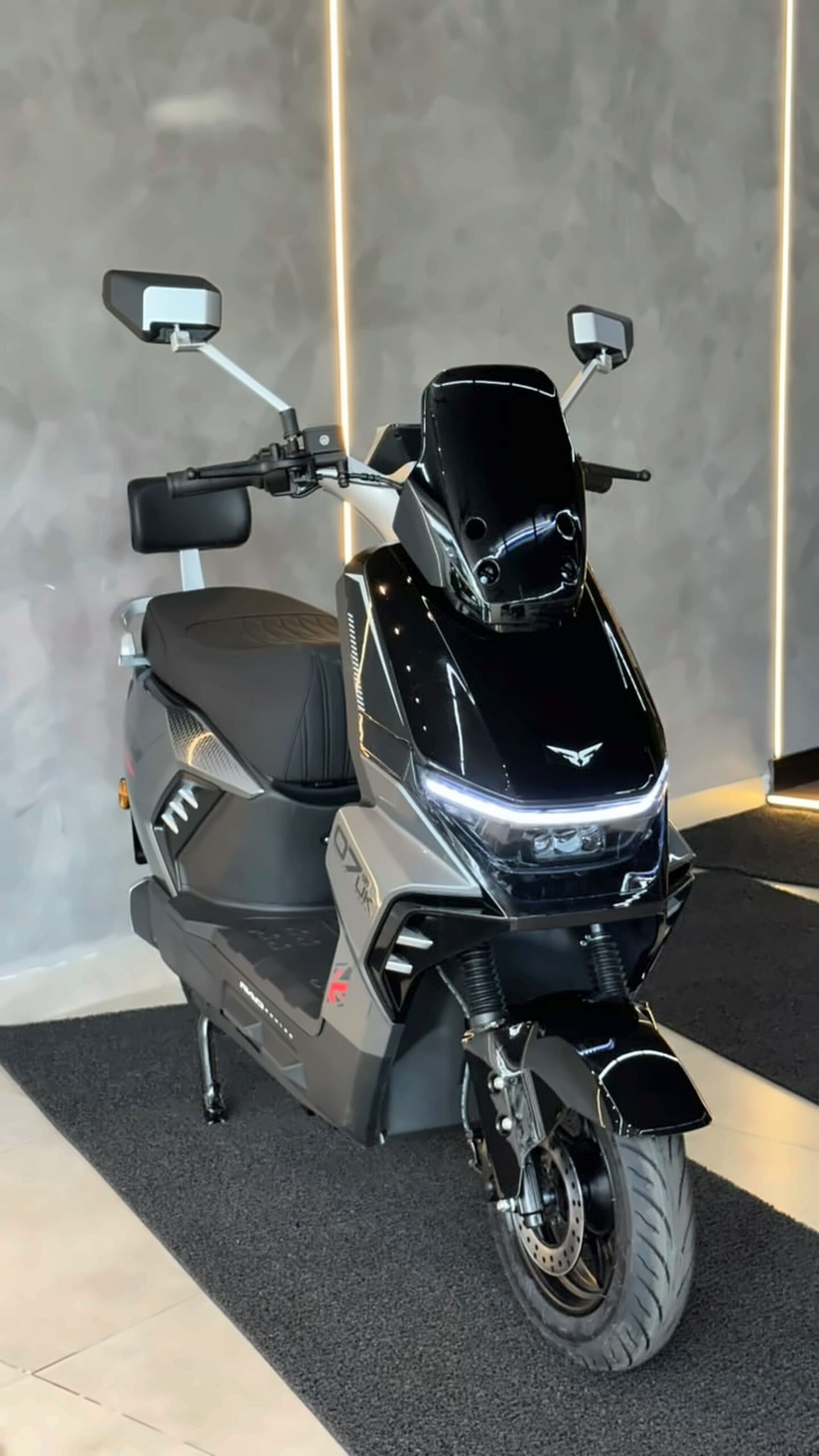 moto_4k_enhanced_03.jpg